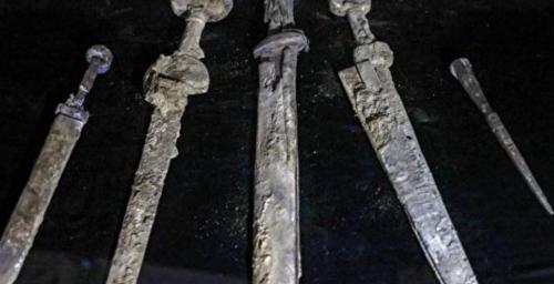 Phát hiện thanh kiếm La Mã 1,900 năm tuổi trong hang động ở Israel.