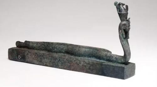 Khám phá bên trong quan tài kín chứa thi thể đầu người mình rắn của Ai Cập cổ đại.