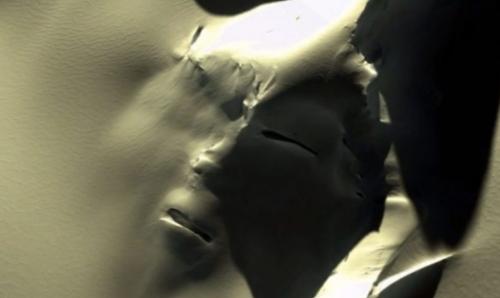 Khuôn mặt khổng lồ bị chôn vùi bên dưới lớp băng Nam Cực tiết lộ nền văn minh khác?.