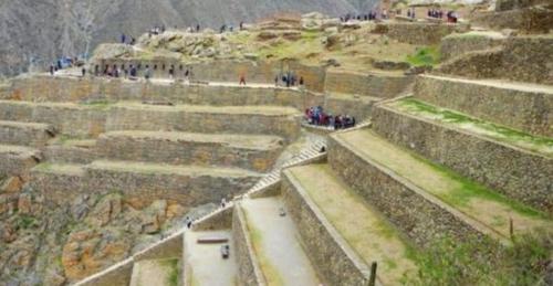 Những bậc thang dành cho người khổng lồ sống trên Trái Đất?.