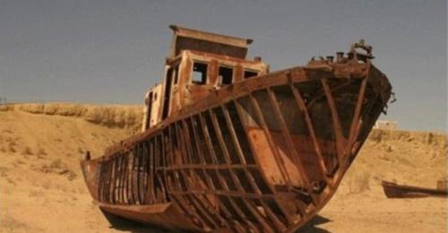 Xác con tàu lớn nằm giữa sa mạc, điều gì đã xảy ra trước đó?.