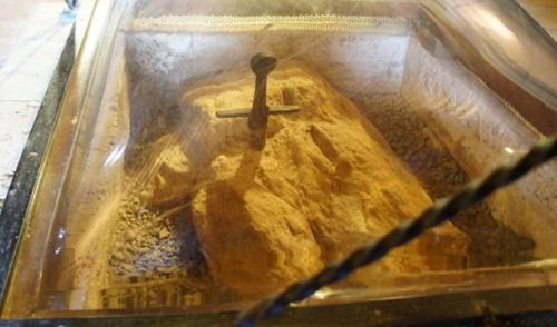 Bí ẩn về thanh kiếm trong đá huyền thoại của San Galgano!