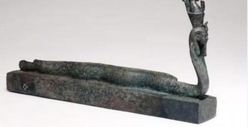 Khám phá bên trong quan tài kín chứa thi thể đầu người mình rắn của Ai Cập cổ đại.