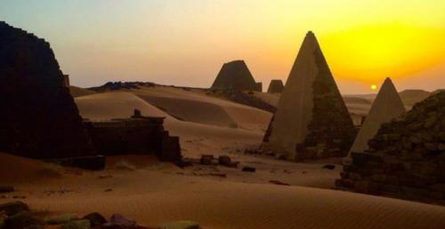 Phát hiện hàng trăm kim tự tháp bí ẩn không phải ở Ai Cập