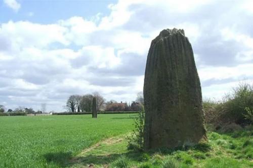 Bí ẩn cột đá “Tiễn quỷ” ở Anh