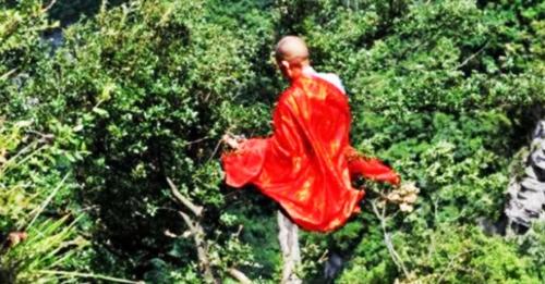 Nhà thám hiểm chứng kiến vị tăng nhân Myanmar bay lơ lửng trên không