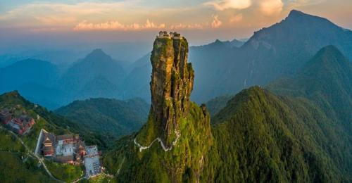 Muốn đến ngôi đền đôi bí ẩn thường xuyên xuất hiện “Phật quang” trên núi Phạm Tịnh, phải leo 8.888 bậc đá