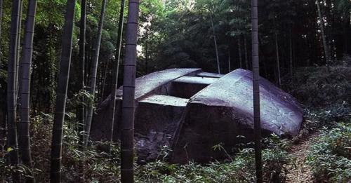 Tảng đá nguyên khối 800 tấn có hình thù thách thức nhà khoa học.