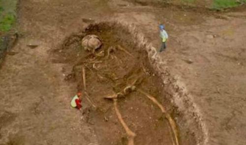 Bí ẩn về bộ xương người khổng lồ dài 10 mét được khai quật vào năm 1976