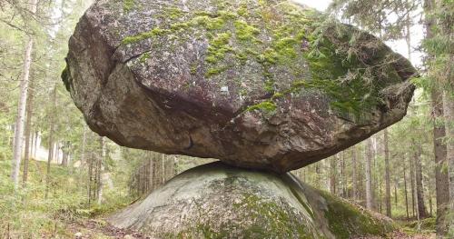 Kỳ lạ tảng đá khổng lồ nằm bấp bênh như sắp lăn nhưng không rơi!