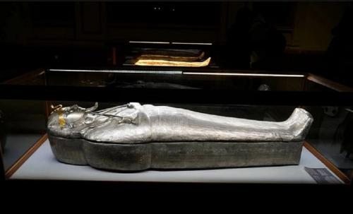 Vị pharaoh chôn trong quan tài bạc nguyên khối 3.000 năm