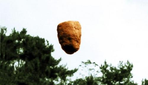 Các Lạt-ma Tây Tạng niệm chú nâng đá tảng nặng hàng tấn