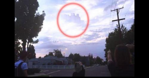 Vũ trụ song song mở ra? Thành phố lơ lửng xuất hiện trên bầu trời!