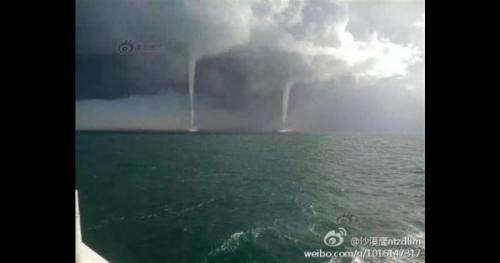 Chùm ảnh kỳ lạ: Hồ Thanh Hải xuất hiện kỳ quan ” 9 vòi rồng hút nước”