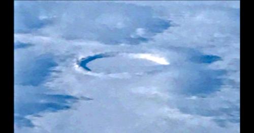 UFO ẩn thân nhưng bị phát hiện trong đám mây ở Canada dưới máy ghi hình khách du lịch