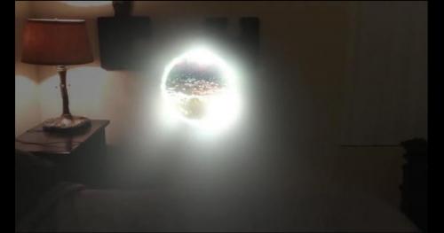 Người đàn ông mở cửa không gian khác bằng tần số âm thanh