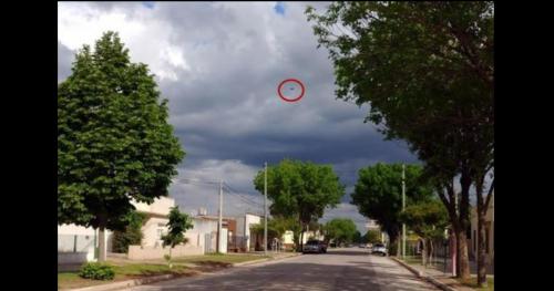 UFO bay trong cơn bão ở Argentina